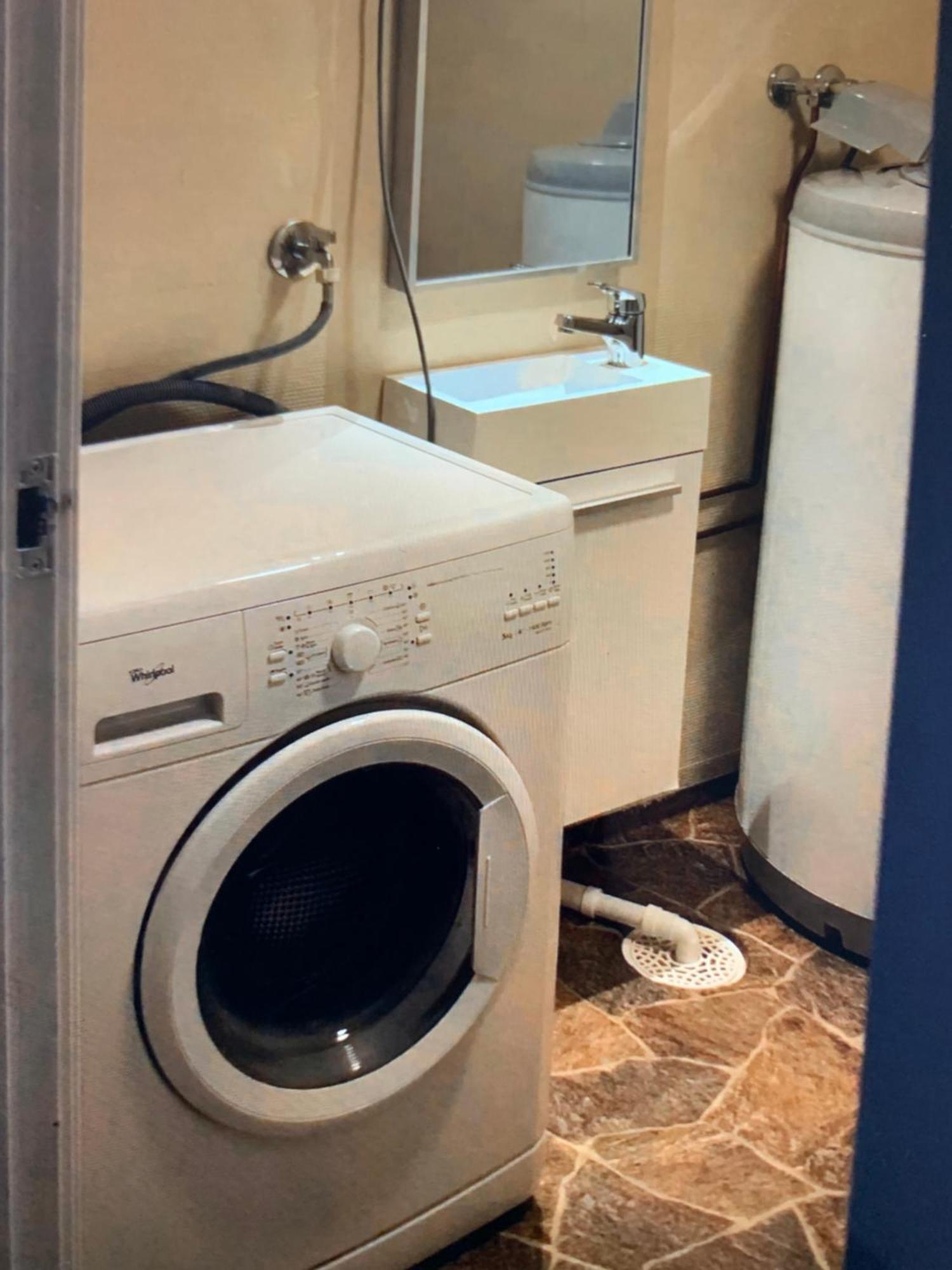 Sentrumsnaer Kjellerleilighet, Naer Sykehus Og Hogskole, Parkering ハウゲスン エクステリア 写真